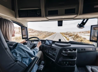 Chauffeur in Volvo-truck met CMS