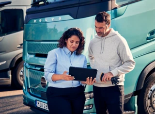 Volvo Trucks vertegenwoordiger en klant bij trucks