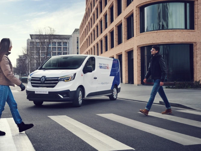 Paashuis-Renault-Trucks-Trafic-E-TECH-rijdend Paashuis-Renault-Trucks-Trafic-E-TECH-rijdend