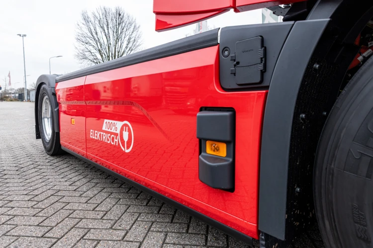 150ste Volvo-truck voor Aloys Roemaat Transport is FM Electric 3