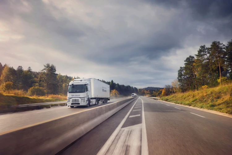 Renault Trucks E-Tech T 780 on the road