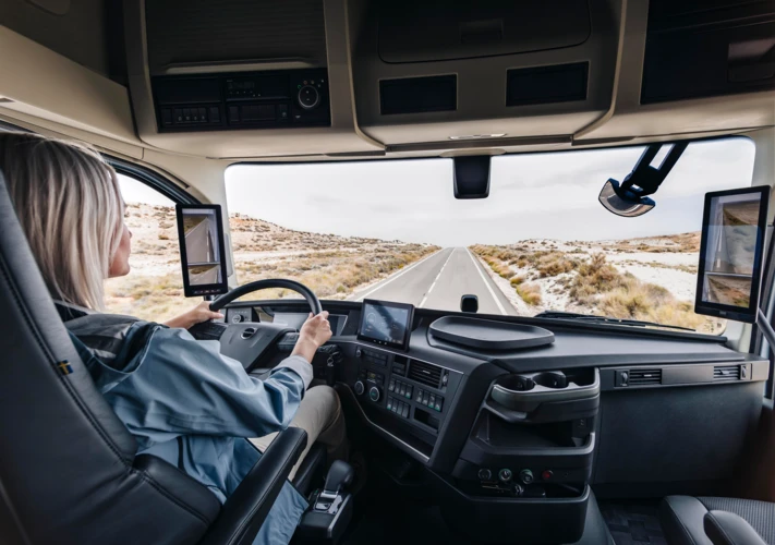 Chauffeur in Volvo-truck met CMS