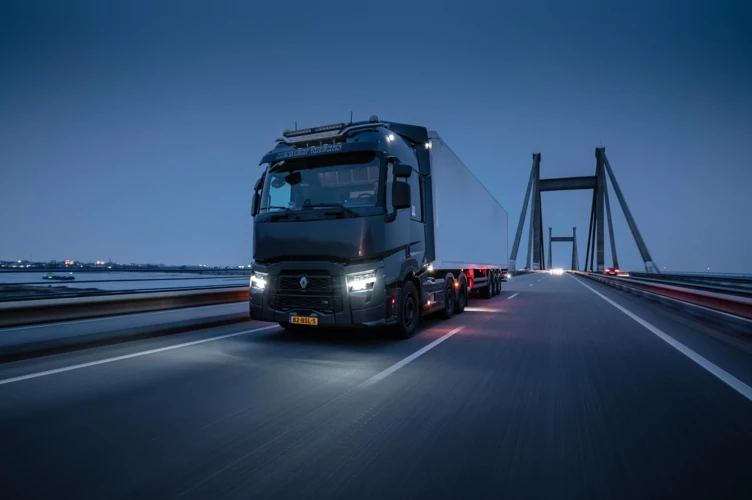 Paashuis-Renault-Trucks-T-dark