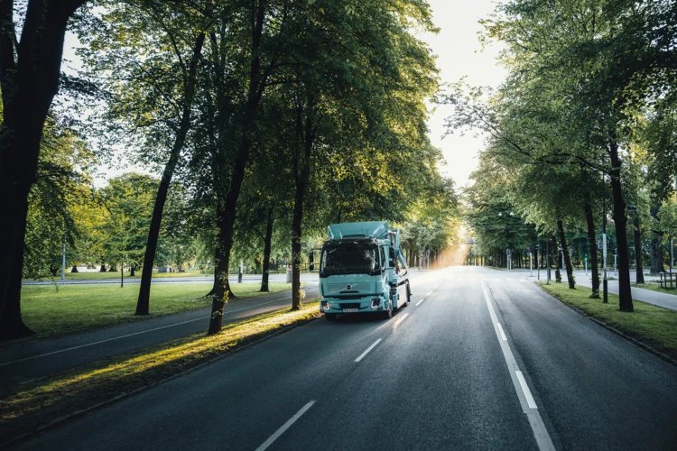 Paashuis-Volvo-Trucks-FL-Electric-08